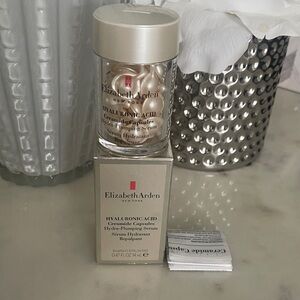 Elizabeth Arden Ceramide Hyaluronic acid capsules hydra-plumping serum